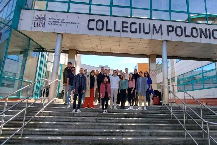 Gruppenbild vor dem Collegium Polonicum