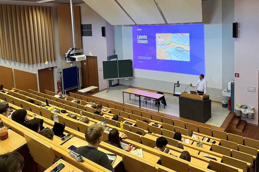 Hörsaal mit Blick auf die Bühne und die Leinwand