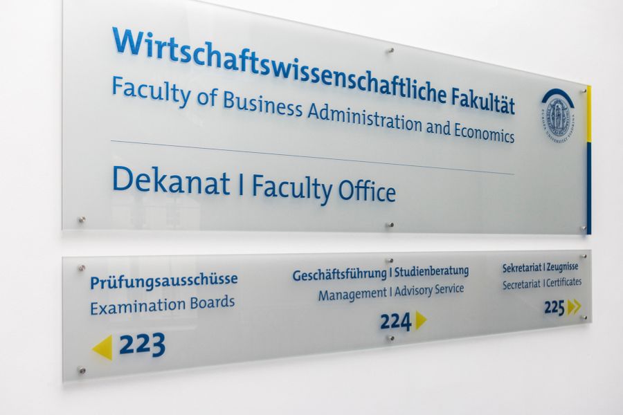 Schild Wirtschaftswissenschaftliche Fakultät