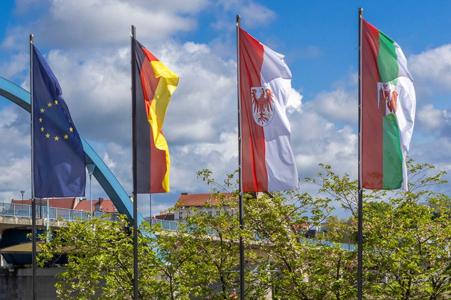 Flaggen vor der Frankfurter Stadtbrücke mit Blick auf Slubice