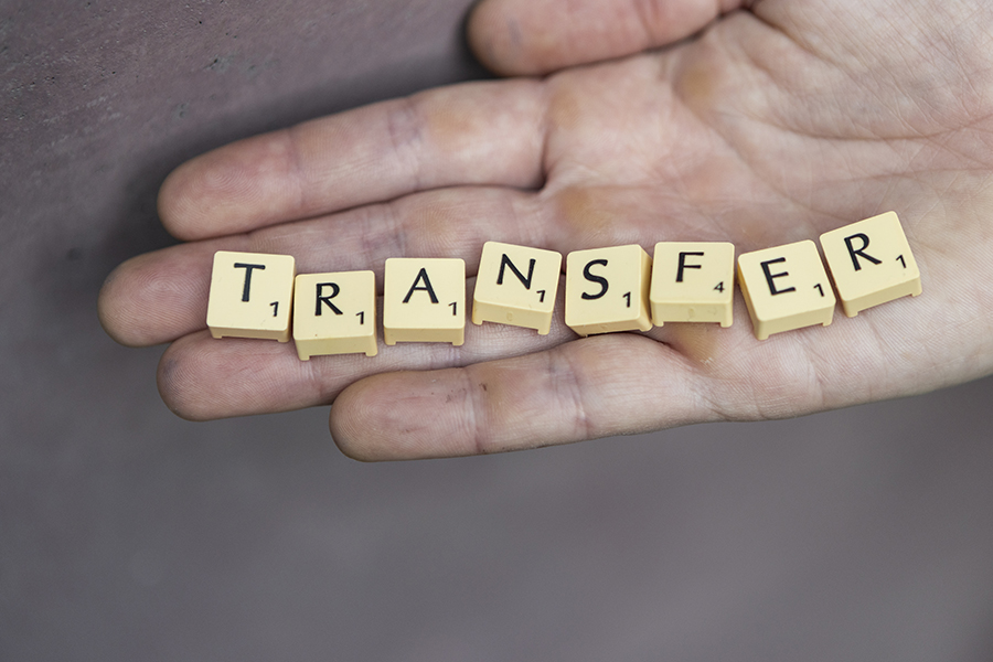 transfer, Buchstaben von Scruble auf der Hand